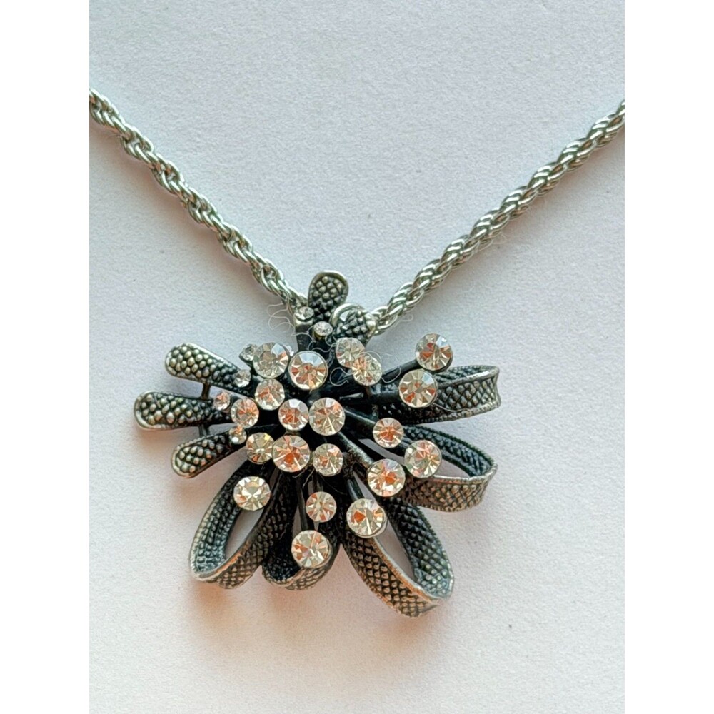 Chico's Vintage Style Flower Rhinestone Pendant Necklace • Silver Tone Rope